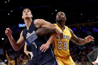 LOS ANGELES, CA - NOVEMBER 08:  Dwight Powell #7 of the Dallas Mavericks and Tarik Black #28 of the Los Angeles Lakers push for position during the second half of a game at Staples Center on November 8, 2016 in Los Angeles, California.NOTE TO USER: User e