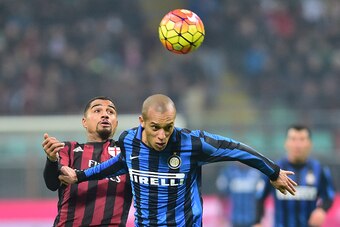 AC Milan's Ghanaian forward Kevin-Prince Boateng (L) vies for the ball with Inter Milan's Brazilian defender Joao Miranda during  the Serie A football match between AC Milan and Inter Milan at San Siro Stadium in Milan on January 31, 2015. / AFP / GIUSEPP