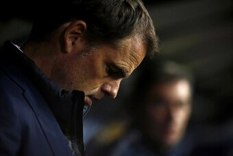 Inter Milan's Dutch head coach Frank de Boer looks on during the Italian Serie A football match Sampdoria vs Inter Milan on October 30, 2016 at the Luigi Ferraris Stadium in Genoa. / AFP / MARCO BERTORELLO        (Photo credit should read MARCO BERTORELLO