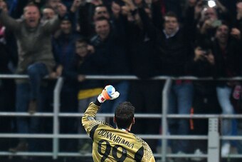MILAN, ITALY - OCTOBER 22:  Gianluigi Donnarumma of AC Milan celebrates at the end of the Serie A match between AC Milan and Juventus FC at Stadio Giuseppe Meazza on October 22, 2016 in Milan, Italy.  (Photo by Claudio Villa./Getty Images)