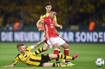 (L-R) Dortmund's midfielder Marco Reus, Dortmund's midfielder Julian Weigl and Bayern Munich's Spanish midfielder Thiago Alcantara vie for the ball during the German Cup (DFB Pokal) final football match Bayern Munich vs Borussia Dortmund at the Olympic st