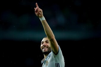 MADRID, SPAIN - OCTOBER 23: Karim Benzema of Real Madrid CF celebrates scoring their opening goal during the La Liga match between Real Madrid CF and Athletic Club de Bilbao at Estadio Santiago Bernabeu on October 23, 2016 in Madrid, Spain. (Photo by Gonz