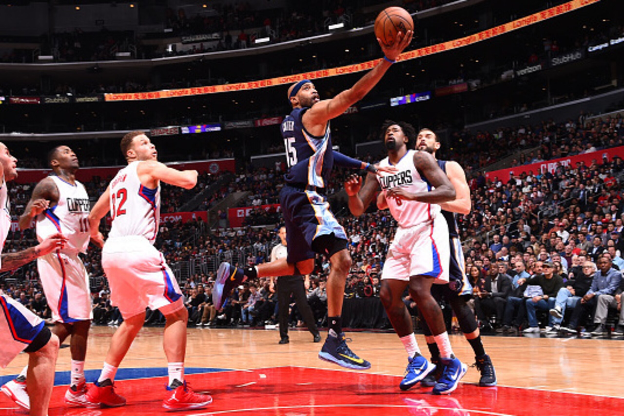 LOS ANGELES, CA - NOVEMBER 16: Vince Carter #15 of the Memphis Grizzlies shoots the ball against the LA Clippers on November 16, 2016 at STAPLES Center in Los Angeles, California. NOTE TO USER: User expressly acknowledges and agrees that, by downloading LOS ANGELES, CA - NOVEMBER 16: Vince Carter #15 of the Memphis Grizzlies shoots the ball against the LA Clippers on November 16, 2016 at STAPLES Center in Los Angeles, California. NOTE TO USER: User expressly acknowledges and agrees that, by downloading