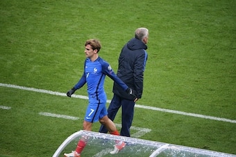 PARIS, FRANCE - NOVEMBER 11:  Antoine Griezmann of France reacts with Head coach Didier Deschamps during the Qualifying Groupe A FIFA World Cup 2018 between France and Sweden at Stade de France on november 11, 2016 in Paris, France.  (Photo by Xavier Lain