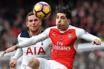 Tottenham Hotspur's Dutch striker Vincent Janssen (L) vies with Arsenal's Spanish defender Hector Bellerin during the English Premier League football match between Arsenal and Tottenham Hotspur at the Emirates Stadium in London on November 6, 2016.  / AFP