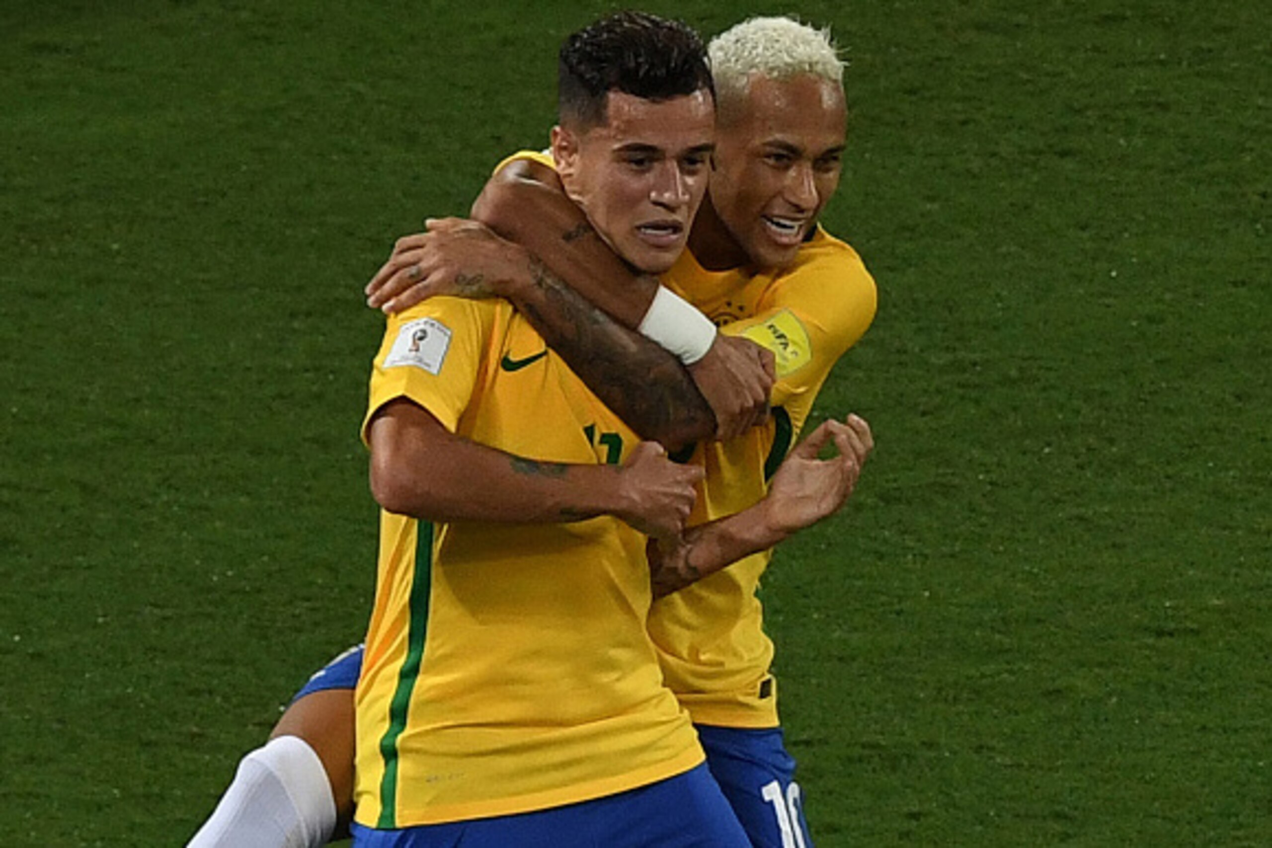 Brazil's Philippe Coutinho (L) celebrates his goal against Bolivia with teammate Neymar  during their Russia 2018 World Cup qualifier football match in Natal, Brazil, on October 6, 2016. / AFP / VANDERLEI ALMEIDA        (Photo credit should read VANDERLEI