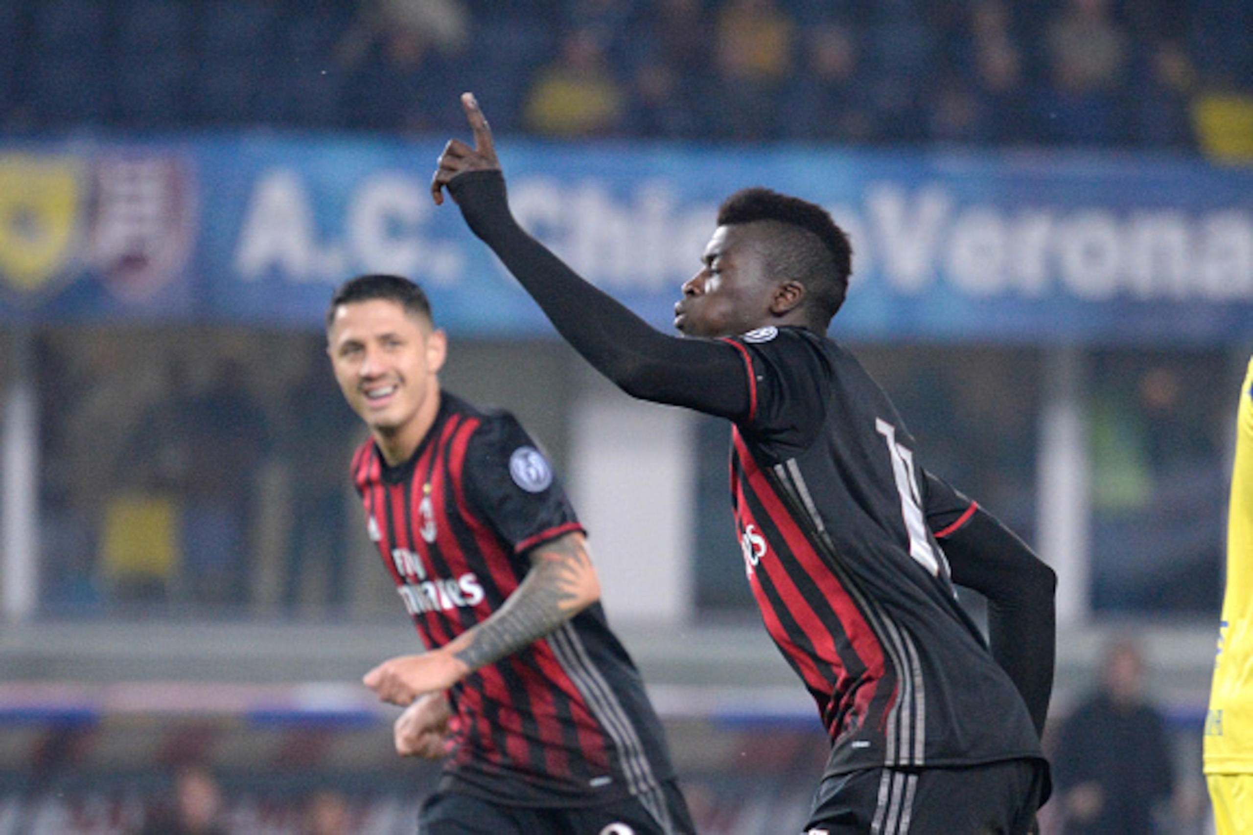 VERONA, ITALY - OCTOBER 16:  M'Baye Niang of AC Milan celebrates after scoring  his team's second goal during the Serie A match between AC Chievo Verona and AC Milan at Stadio Marc'Antonio Bentegodi on October 16, 2016 in Verona, Italy.  (Photo by Dino Pa