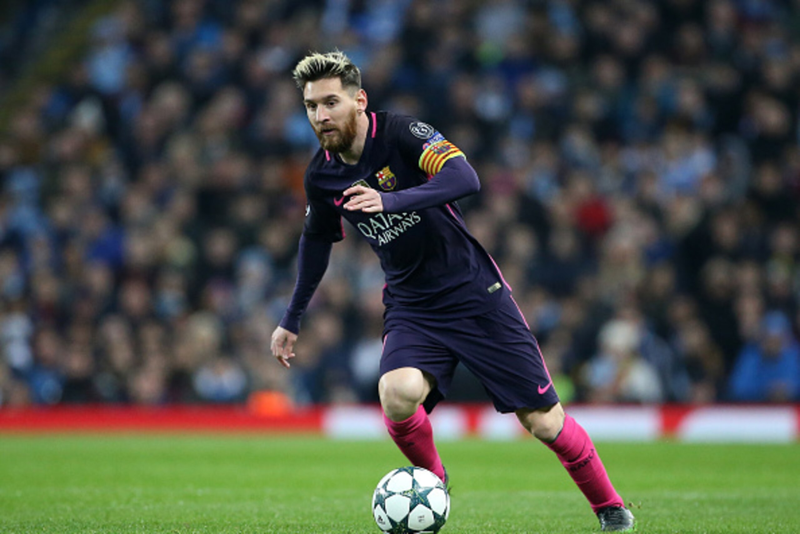 MANCHESTER, ENGLAND - NOVEMBER 1: Lionel Messi of FC Barcelona in action during the UEFA Champions League match between Manchester City FC and FC Barcelona at Etihad Stadium on November 1, 2016 in Manchester, England. (Photo by Jean Catuffe/Getty Images) MANCHESTER, ENGLAND - NOVEMBER 1: Lionel Messi of FC Barcelona in action during the UEFA Champions League match between Manchester City FC and FC Barcelona at Etihad Stadium on November 1, 2016 in Manchester, England. (Photo by Jean Catuffe/Getty Images)