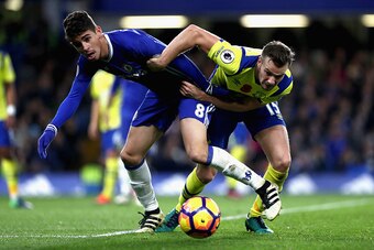LONDON, ENGLAND - NOVEMBER 05: Oscar of Chelsea (L) and Tom Cleverley of Everton (R) battle for possession during the Premier League match between Chelsea and Everton at Stamford Bridge on November 5, 2016 in London, England.  (Photo by Julian Finney/Gett