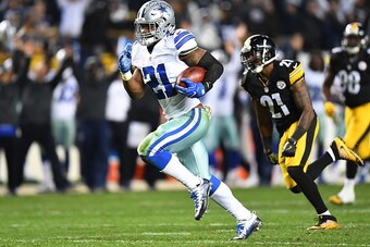 PITTSBURGH, PA - NOVEMBER 13:  Ezekiel Elliott #21 of the Dallas Cowboys in action during the game against the Pittsburgh Steelers at Heinz Field on November 13, 2016 in Pittsburgh, Pennsylvania. (Photo by Joe Sargent/Getty Images) *** Local Caption ***