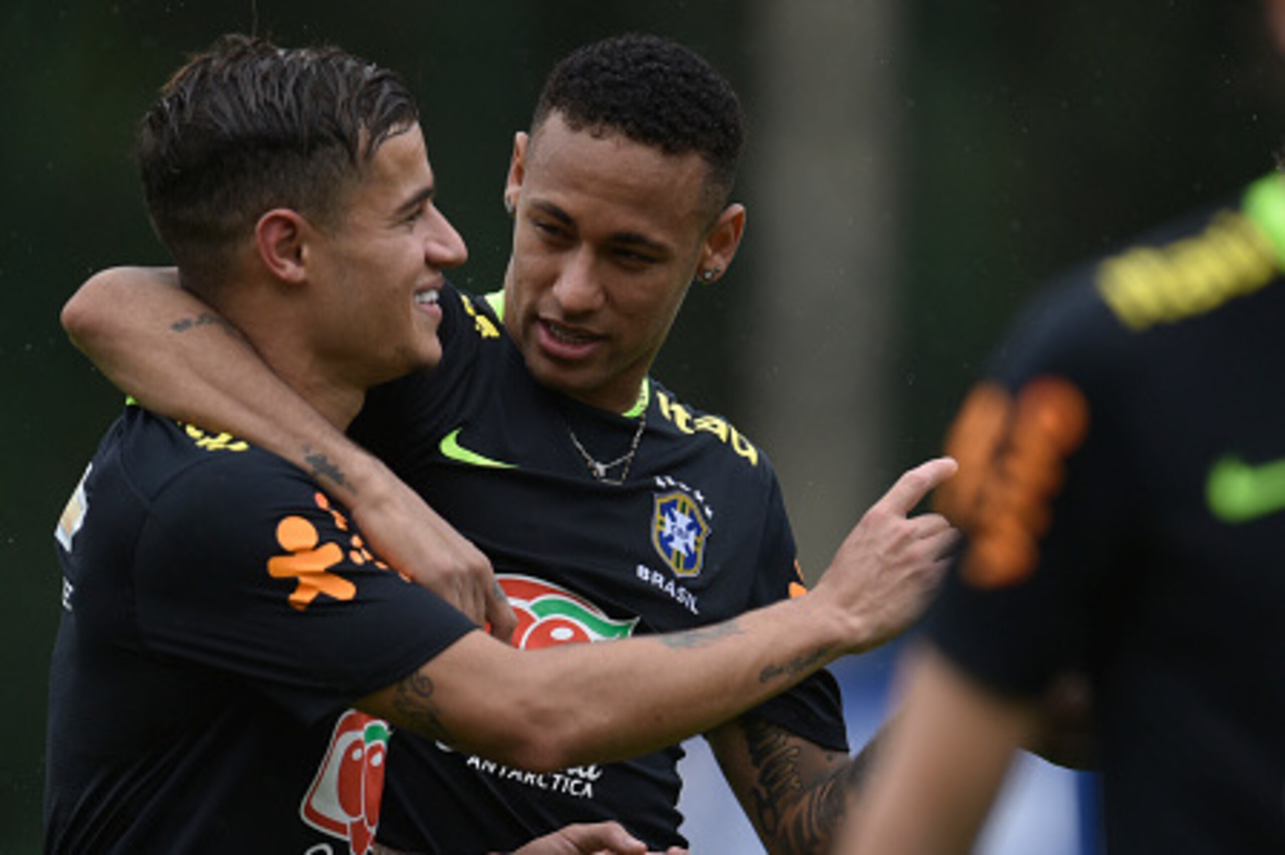 Brazil's Philippe Coutinho (L), Neymar (C) and Filipe Luis are pictured during a training session of the national football team at the Atletico Mineiro Training Centre in Vespasiano, Minas Gerais, Brazil, on November 13, 2016 ahead of their 2018 World Cup