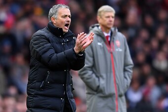 MANCHESTER, ENGLAND - NOVEMBER 19:  Jose Mourinho, Manager of Manchester United gives his team instructions during the Premier League match between Manchester United and Arsenal at Old Trafford on November 19, 2016 in Manchester, England.  (Photo by Micha