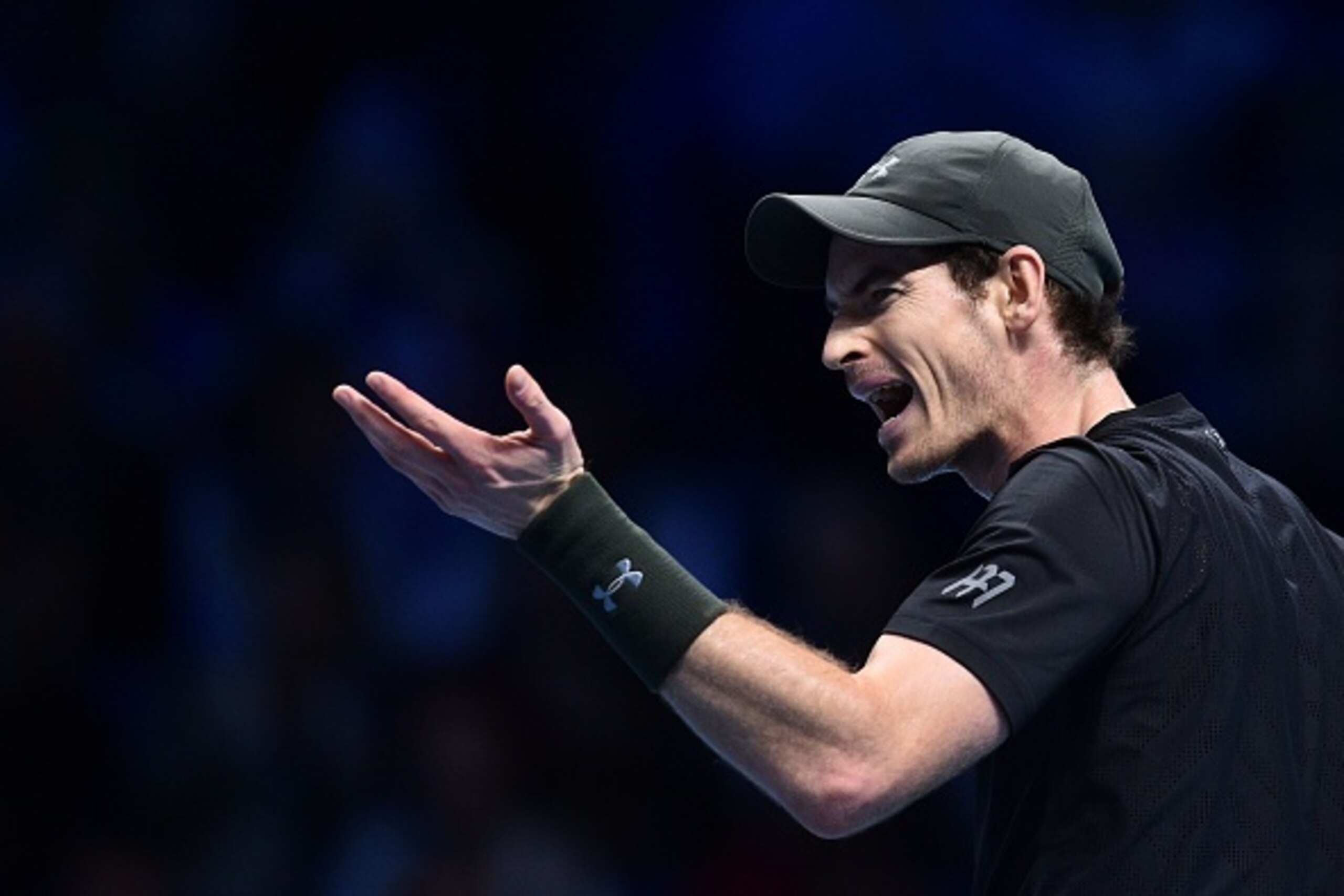 Britain's Andy Murray reacts after a point against Canada's Milos Raonic during their men's semi-final singles match on day seven of the ATP World Tour Finals tennis tournament in London on November 19, 2016. / AFP / Glyn KIRK        (Photo credit should 