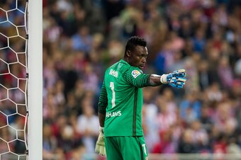 MADRID - OCTOBER 29: Goalkeeper Idriss Carlos Kameni of Malaga CF reacts during their La Liga match between Club Atletico de Madrid and Malaga CF at the Estadio Vicente Calderon on 29 October 2016 in Madrid, Spain. (Photo by Power Sport Images/Getty Image