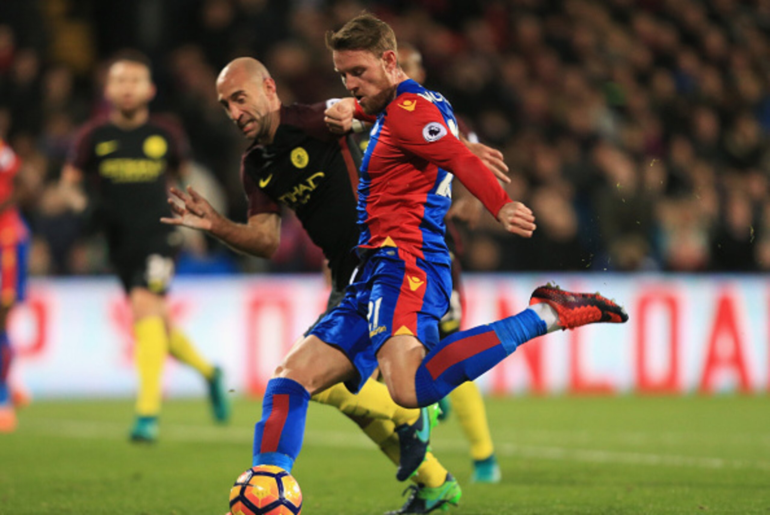 LONDON, ENGLAND - NOVEMBER 19: Connor Wickham of Crystal Palace scores his sides first goal during the Premier League match between Crystal Palace and Manchester City at Selhurst Park on November 19, 2016 in London, England.  (Photo by Stephen Pond/Getty 