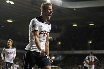 Tottenham Hotspur's English striker Harry Kane celebrates after scoring their third goal from the penalty spot during the English Premier League football match between Tottenham Hotspur and West Ham United at White Hart Lane in London, on November 19, 201