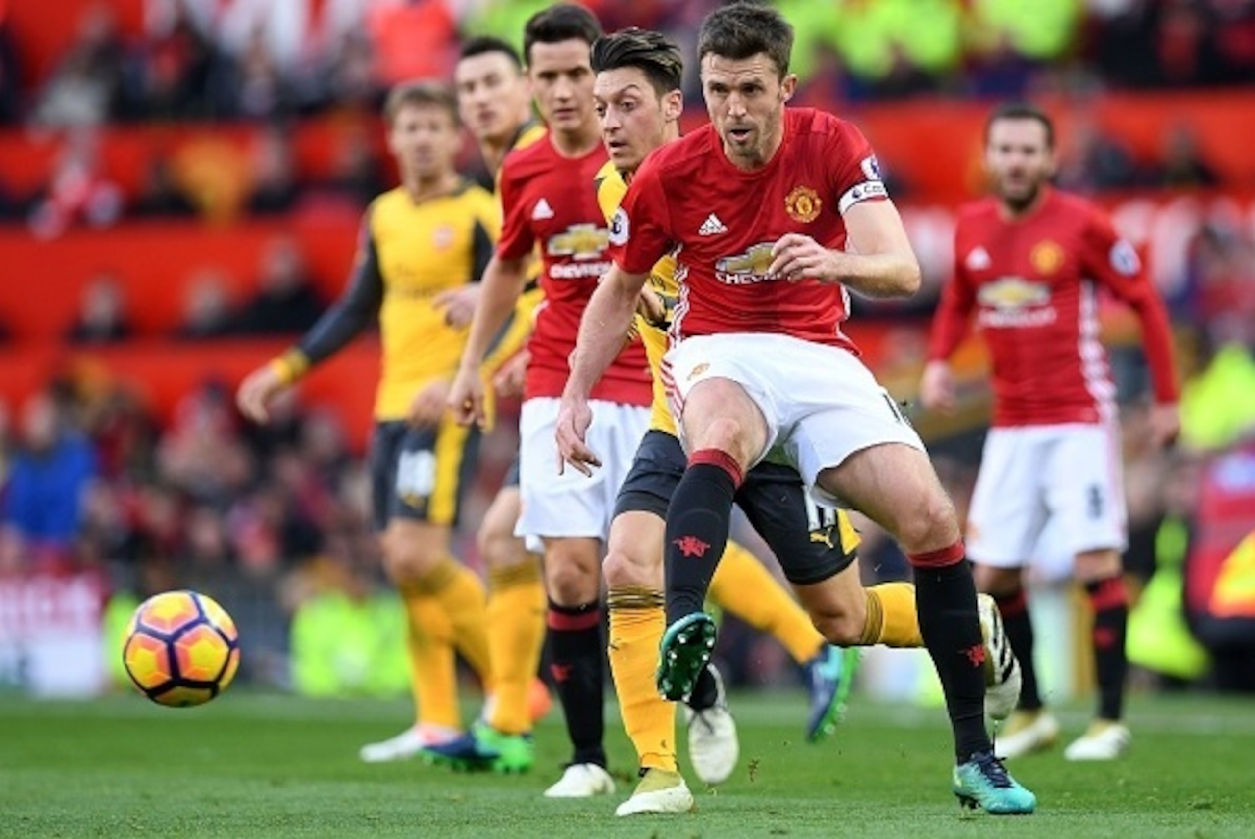Manchester United's English midfielder Michael Carrick (R) vies with Arsenal's French striker Olivier Giroud during the English Premier League football match between Manchester United and Arsenal at Old Trafford in Manchester, north west England, on Novem