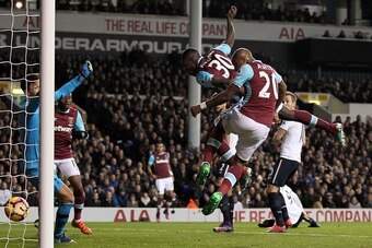 West Ham United's English midfielder Michail Antonio (C) heads the ball past Tottenham Hotspur's French goalkeeper Hugo Lloris (L) for the opening goal of the English Premier League football match between Tottenham Hotspur and West Ham United at White Har