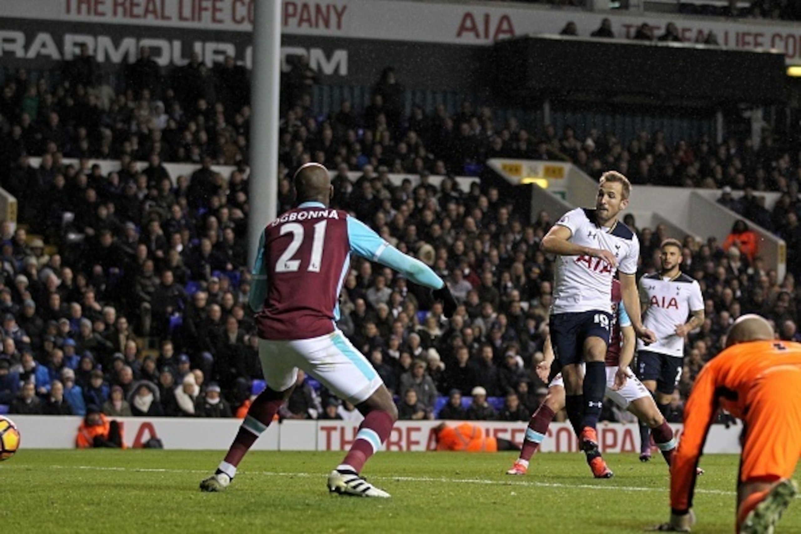 Tottenham Hotspur's English striker Harry Kane (3rd R) scores their second goal during the English Premier League football match between Tottenham Hotspur and West Ham United at White Hart Lane in London, on November 19, 2016. / AFP / Ian KINGTON / RESTRI