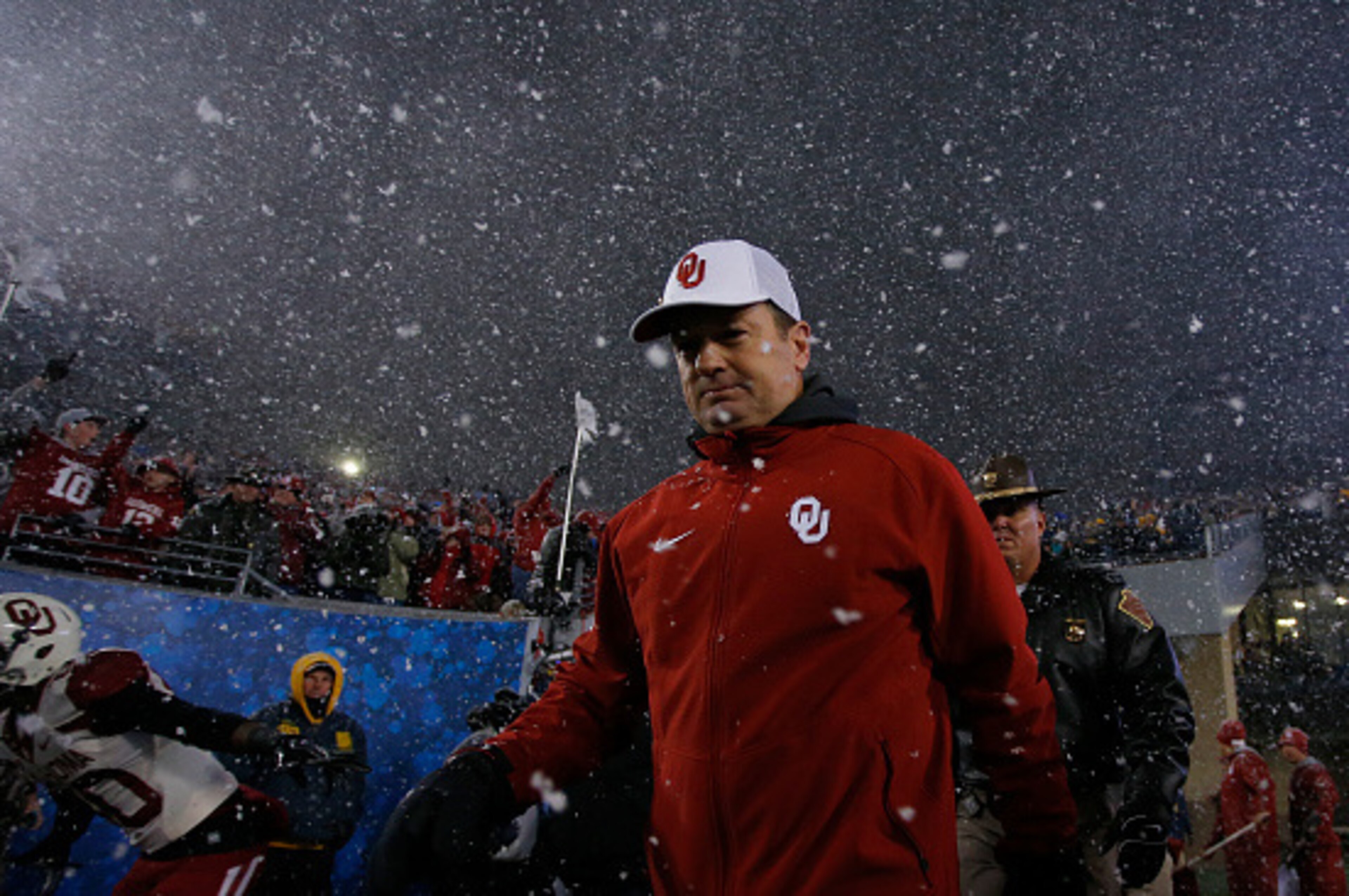MORGANTOWN, WV - NOVEMBER 19: Bob Stoops of the Oklahoma Sooners enters the field against the West Virginia Mountaineers on November 19, 2016 at Mountaineer Field in Morgantown, West Virginia. (Photo by Justin K. Aller/Getty Images) MORGANTOWN, WV - NOVEMBER 19: Bob Stoops of the Oklahoma Sooners enters the field against the West Virginia Mountaineers on November 19, 2016 at Mountaineer Field in Morgantown, West Virginia. (Photo by Justin K. Aller/Getty Images)