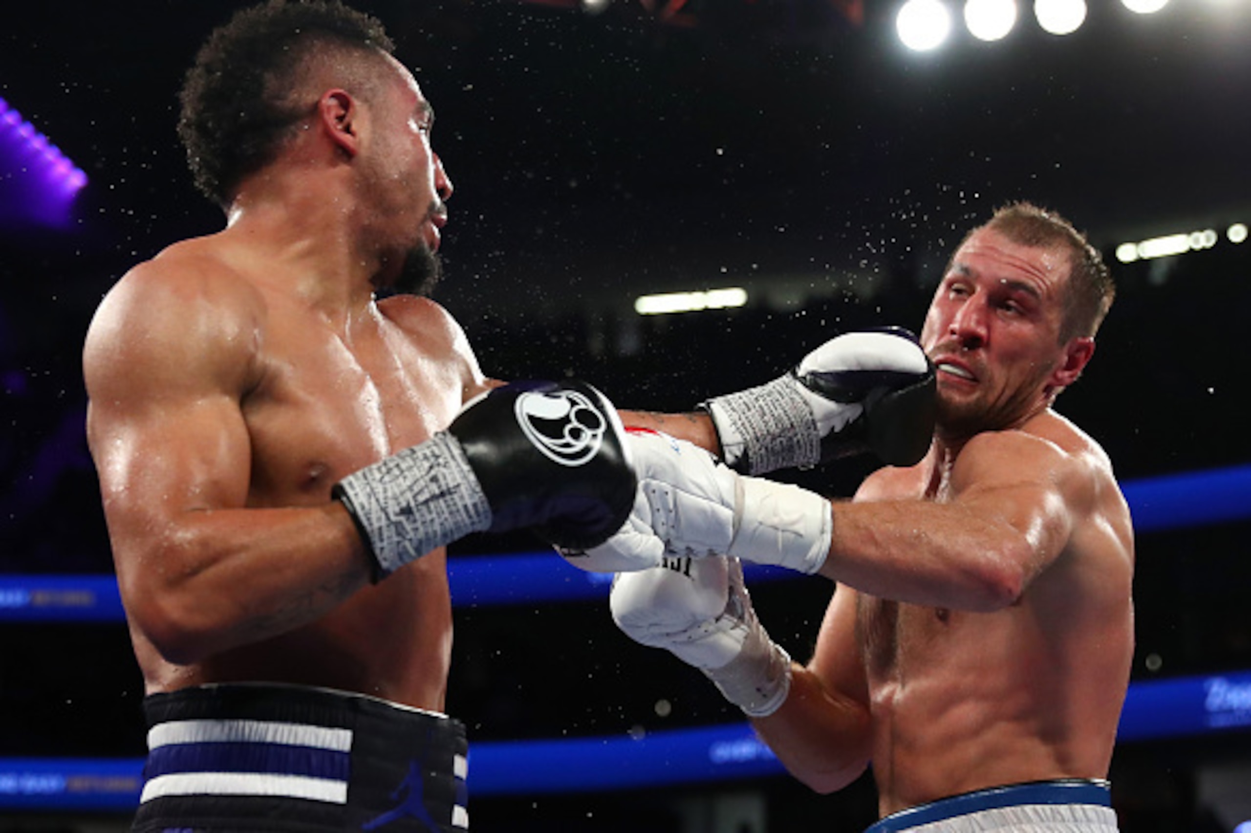 LAS VEGAS, NV - NOVEMBER 19:   (L-R) Andre Ward lands a left to the head of Sergey Kovalev of Russia during their light heavyweight title bout at T-Mobile Arena on November 19, 2016 in Las Vegas, Nevada.  (Photo by Al Bello/Getty Images)