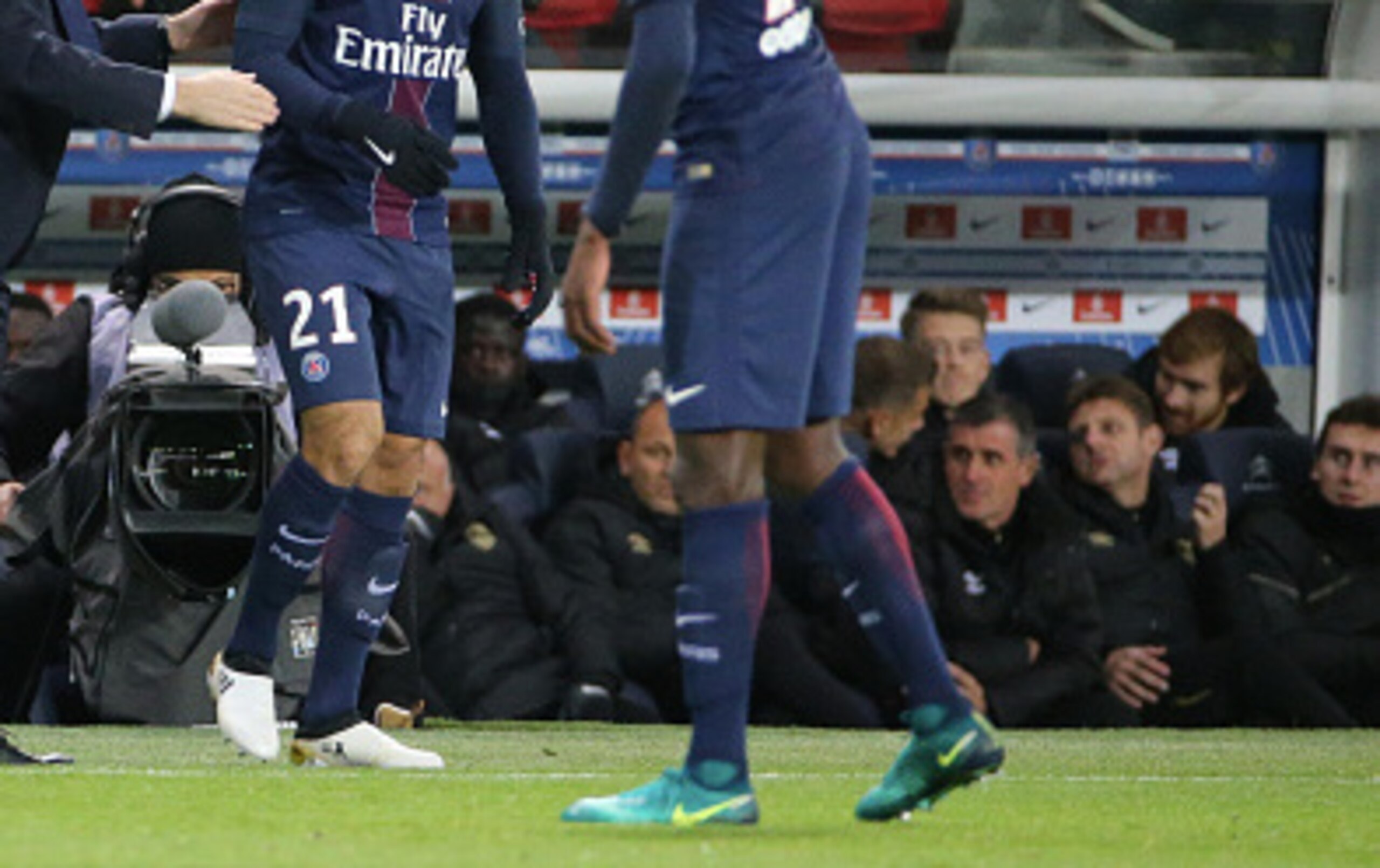 PARIS, FRANCE - NOVEMBER 19: Head coach Unai Emery and Hatem Ben Arfa of Paris Saint-Germain react during the French Ligue 1 match between Paris Saint-Germain and FC Nantes at Parc des Princes on november 19, 2016 in Paris, France. (Photo by Xavier Lain PARIS, FRANCE - NOVEMBER 19: Head coach Unai Emery and Hatem Ben Arfa of Paris Saint-Germain react during the French Ligue 1 match between Paris Saint-Germain and FC Nantes at Parc des Princes on november 19, 2016 in Paris, France. (Photo by Xavier Lain