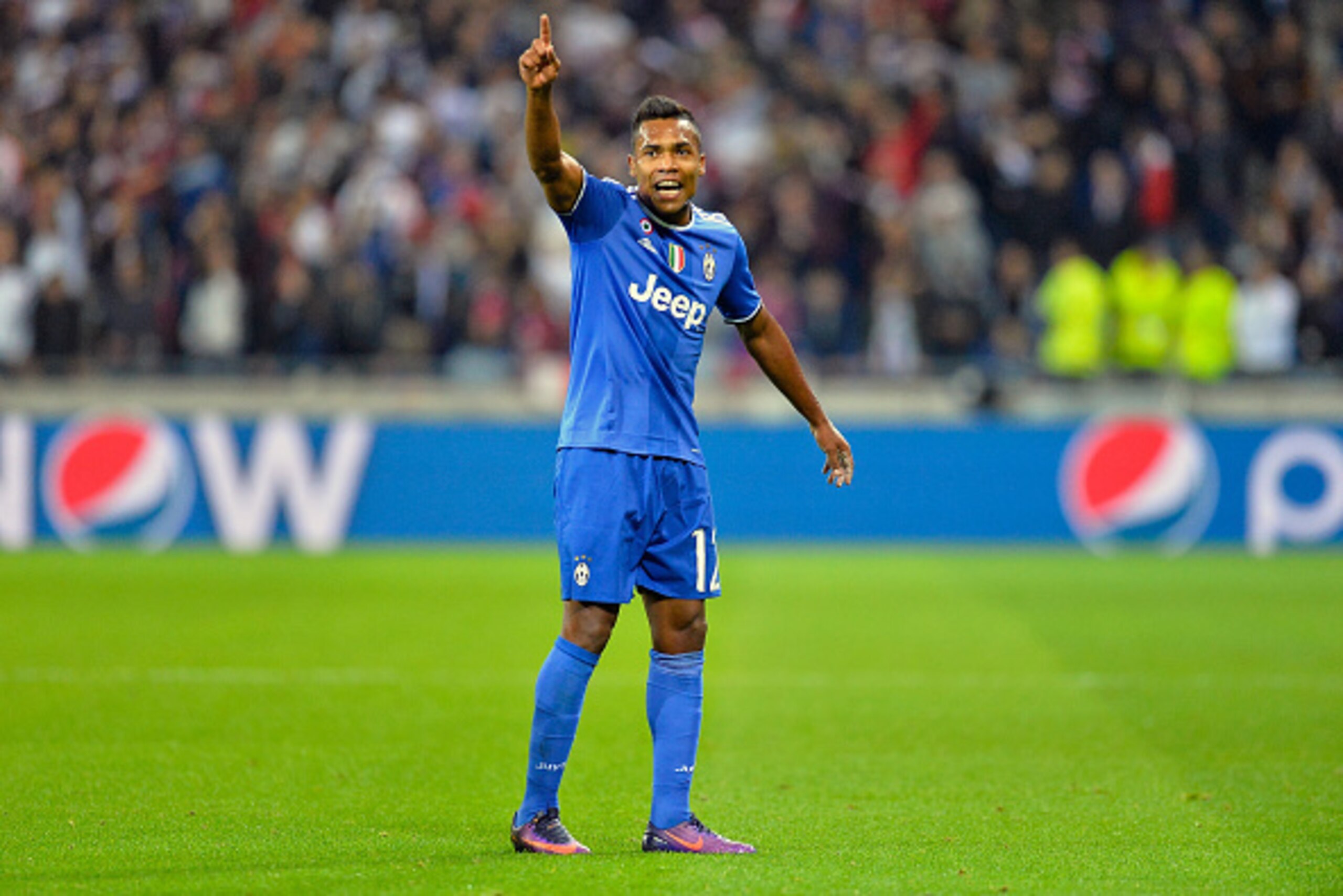 LYON, FRANCE - OCTOBER 18: Alex Sandro of Juventus reacts during the UEFA Champions League match between Olympique Lyonnais and Juventus at Parc Lyonnais on October 18, 2016 in Lyon, France. (Photo by Aurelien Meunier/Getty Images) LYON, FRANCE - OCTOBER 18: Alex Sandro of Juventus reacts during the UEFA Champions League match between Olympique Lyonnais and Juventus at Parc Lyonnais on October 18, 2016 in Lyon, France. (Photo by Aurelien Meunier/Getty Images)