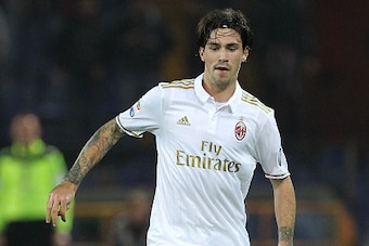 GENOA, ITALY - OCTOBER 25:  Alessio Romagnoli of AC Milan in action during the Serie A match between Genoa CFC and AC Milan at Stadio Luigi Ferraris on October 25, 2016 in Genoa, Italy.  (Photo by Marco Luzzani/Getty Images)
