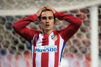 Atletico Madrid's French forward Antoine Griezmann gestures during the Spanish league football match Club Atletico de Madrid vs Real Madrid CF at the Vicente Calderon stadium in Madrid, on November 19, 2016. / AFP / CURTO DE LA TORRE        (Photo credit 