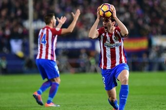 Atletico Madrid's Uruguayan defender Diego Godin reacts as he holds the ball during the Spanish league football match Club Atletico de Madrid vs Real Madrid CF at the Vicente Calderon stadium in Madrid, on November 19, 2016. / AFP / PIERRE-PHILIPPE MARCOU