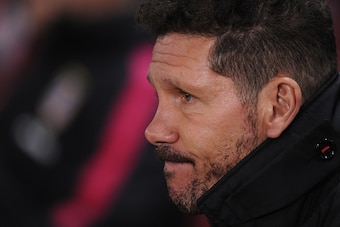 MADRID, SPAIN - NOVEMBER 19:  Manager Diego Simeone of Club Atletico de Madrid looks on before the start of the La Liga match between Club Atletico de Madrid and Real Madrid CF at Vicente Calderon Stadium on November 19, 2016 in Madrid, Spain.  (Photo by 