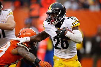 CLEVELAND, OH - NOVEMBER 20:  Le'Veon Bell #26 of the Pittsburgh Steelers avoids a tackle by Christian Kirksey #58 of the Cleveland Browns during the third quarter at FirstEnergy Stadium on November 20, 2016 in Cleveland, Ohio. (Photo by Gregory Shamus/Ge