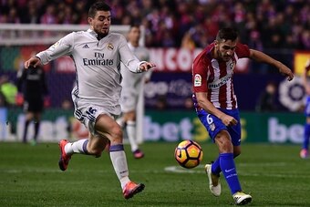 Real Madrid's Croatian midfielder Mateo Kovacic (L) vies with Atletico Madrid's midfielder Koke during the Spanish league football match between Club Atletico de Madrid and Real Madrid CF at the Vicente Calderon stadium in Madrid, on November 19, 2016. / 