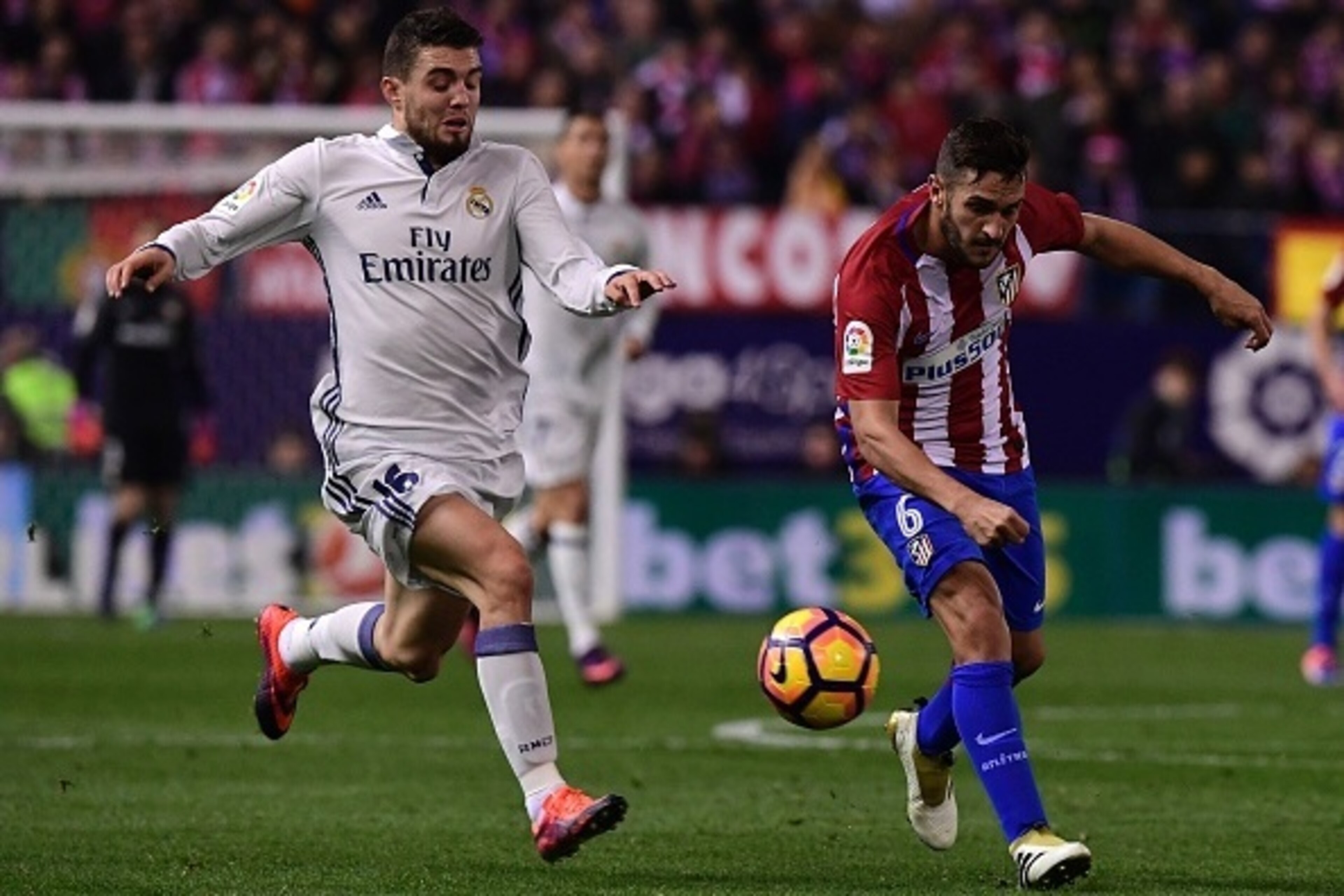 Real Madrid's Croatian midfielder Mateo Kovacic (L) vies with Atletico Madrid's midfielder Koke during the Spanish league football match between Club Atletico de Madrid and Real Madrid CF at the Vicente Calderon stadium in Madrid, on November 19, 2016. / Real Madrid's Croatian midfielder Mateo Kovacic (L) vies with Atletico Madrid's midfielder Koke during the Spanish league football match between Club Atletico de Madrid and Real Madrid CF at the Vicente Calderon stadium in Madrid, on November 19, 2016. /
