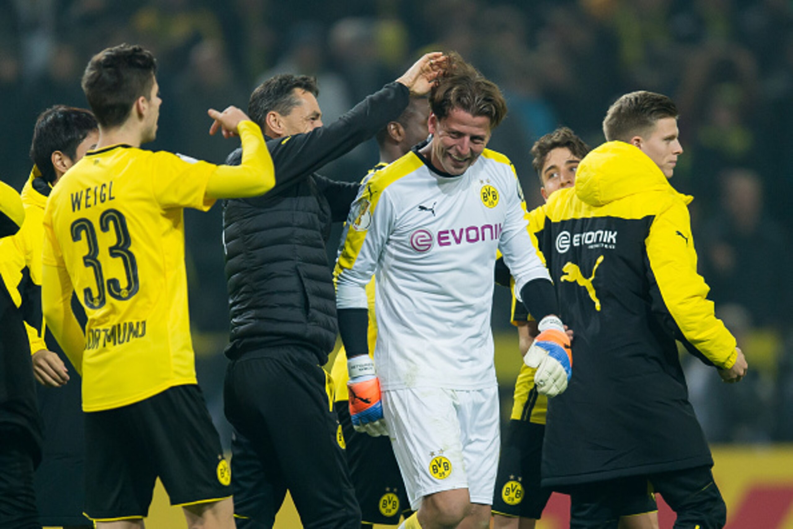 Dortmund, Germany 26.10.2016, DFB-Pokal 2. Runde, BV Borussia Dortmund - 1.FC Union Berlin,  jubel um Torwart  Roman Weidenfeller (BVB) nach dem sieg   (Photo by TF-Images/Getty Images)