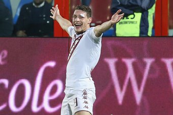CROTONE, ITALY - NOVEMBER 20:  Andrea Belotti of Torino celebrates after scoring his team's opening goal during the Serie A match between FC Crotone and FC Torino at Stadio Comunale Ezio Scida on November 20, 2016 in Crotone, Italy.  (Photo by Maurizio La