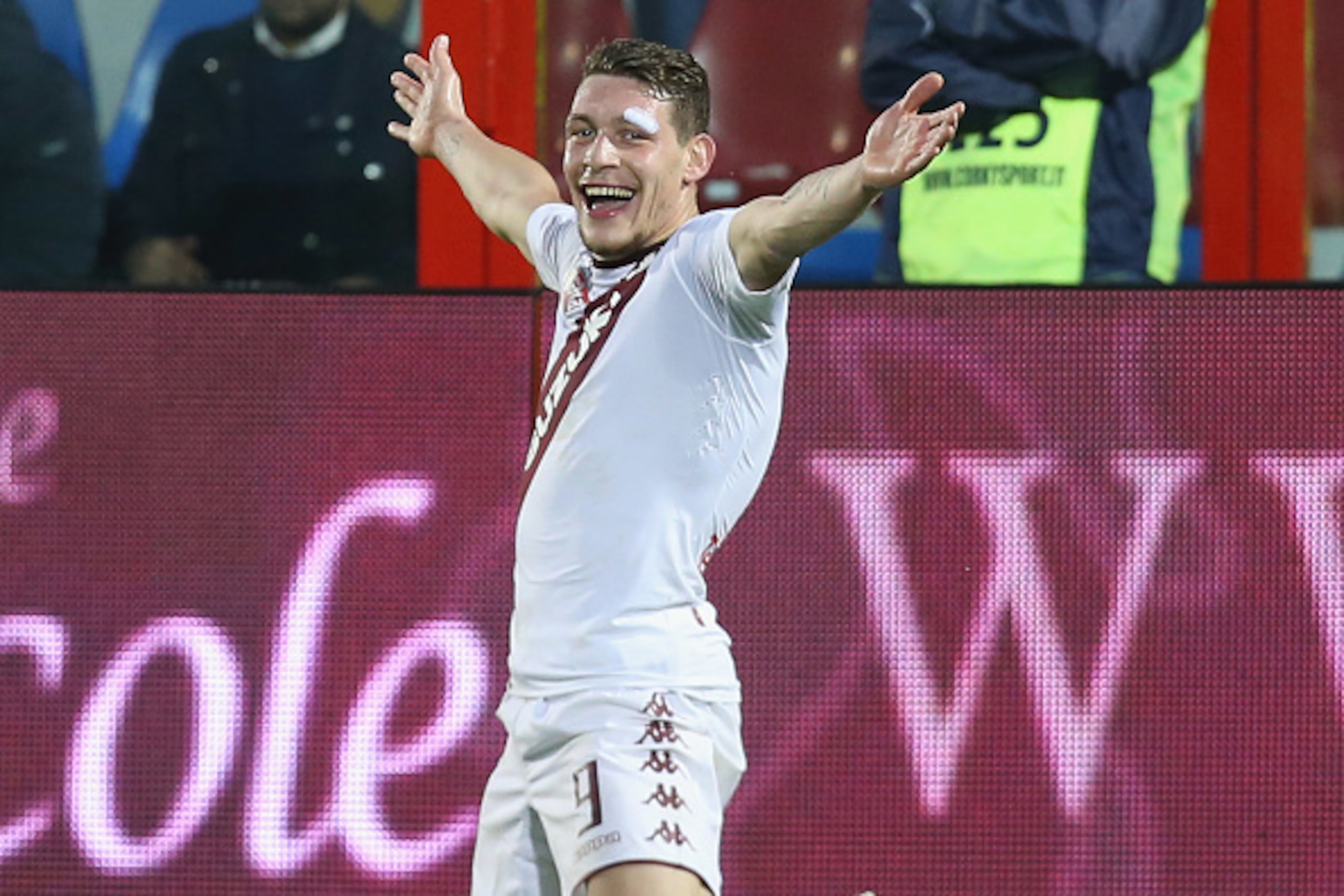 CROTONE, ITALY - NOVEMBER 20:  Andrea Belotti of Torino celebrates after scoring his team's opening goal during the Serie A match between FC Crotone and FC Torino at Stadio Comunale Ezio Scida on November 20, 2016 in Crotone, Italy.  (Photo by Maurizio La