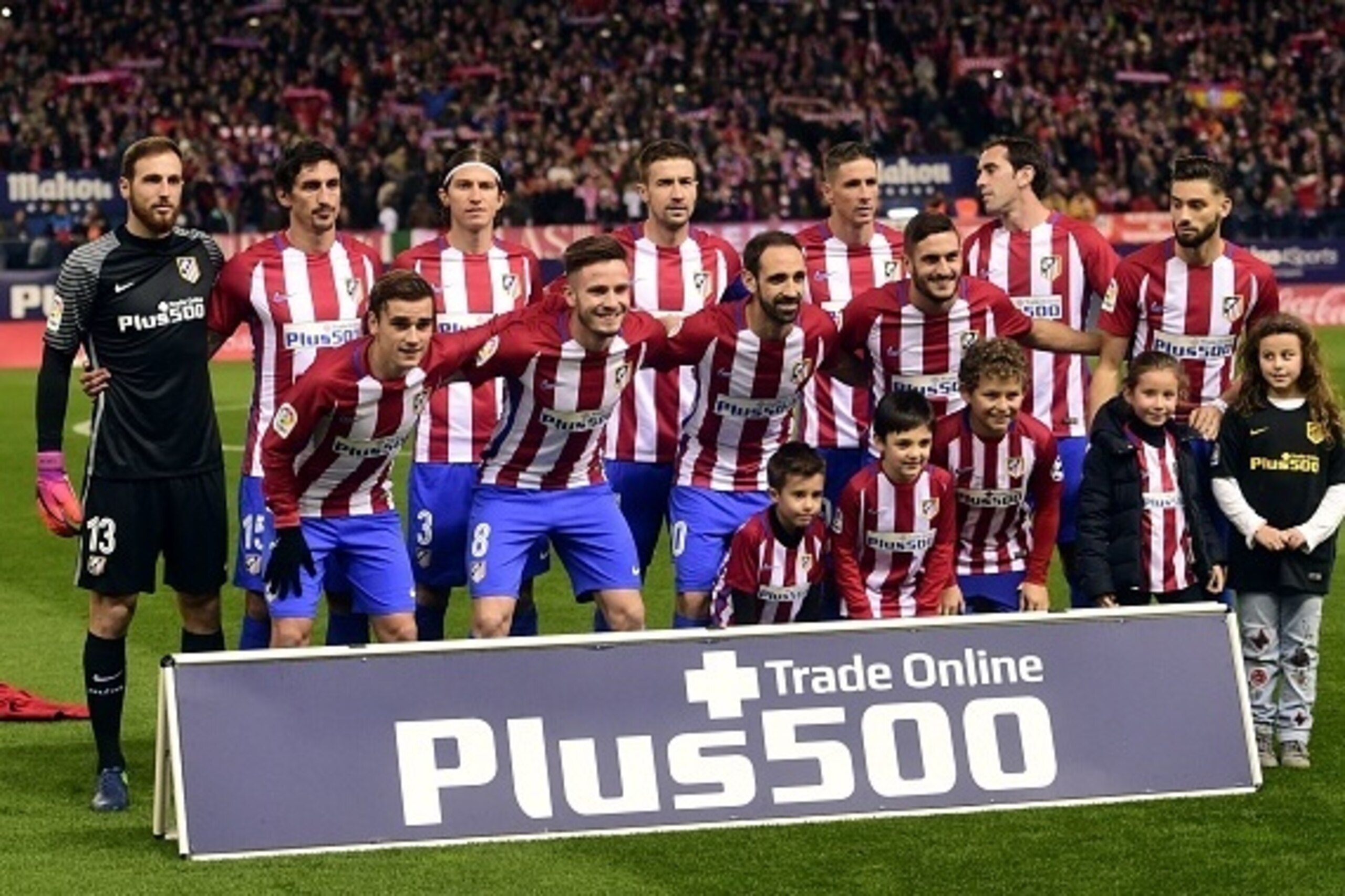 (FromL) Atletico's players (Back row) Slovenian goalkeeper Jan Oblak, Montenegrin defender Stefan Savic, midfielder Gabi, forward Fernando Torres, Uruguayan defender Diego Godin; (front row) French forward Antoine Griezmann, midfielder Saul Niguez, defend (FromL) Atletico's players (Back row) Slovenian goalkeeper Jan Oblak, Montenegrin defender Stefan Savic, midfielder Gabi, forward Fernando Torres, Uruguayan defender Diego Godin; (front row) French forward Antoine Griezmann, midfielder Saul Niguez, defend