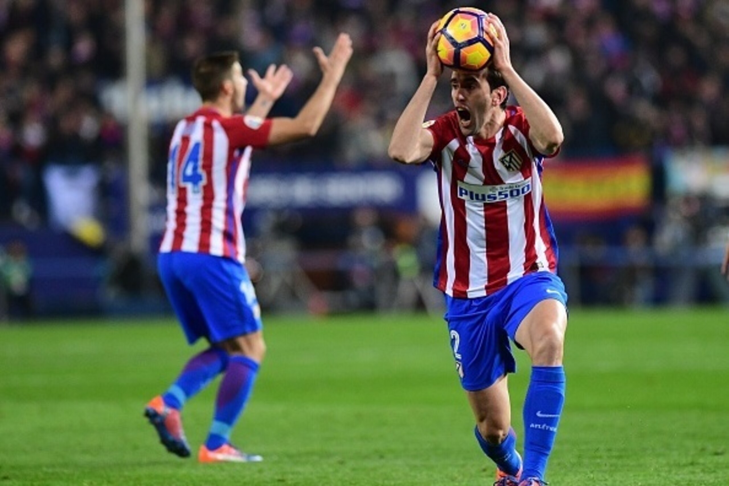Atletico Madrid's Uruguayan defender Diego Godin reacts as he holds the ball during the Spanish league football match Club Atletico de Madrid vs Real Madrid CF at the Vicente Calderon stadium in Madrid, on November 19, 2016. / AFP / PIERRE-PHILIPPE MARCOU Atletico Madrid's Uruguayan defender Diego Godin reacts as he holds the ball during the Spanish league football match Club Atletico de Madrid vs Real Madrid CF at the Vicente Calderon stadium in Madrid, on November 19, 2016. / AFP / PIERRE-PHILIPPE MARCOU