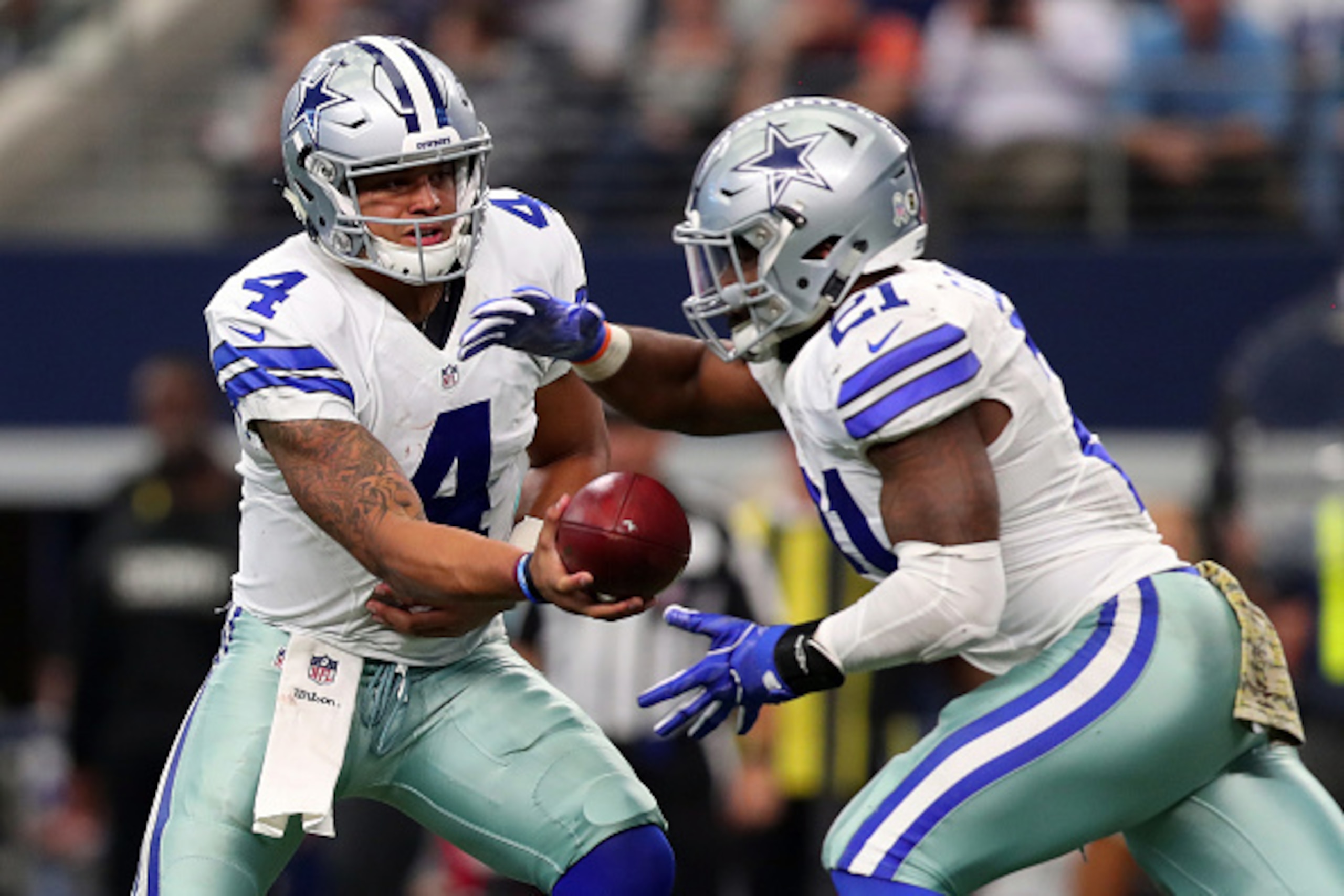 ARLINGTON, TX - NOVEMBER 20:   Dak Prescott #4 hands off to Ezekiel Elliott #21 of the Dallas Cowboys during the second half against the Baltimore Ravens at AT&T Stadium on November 20, 2016 in Arlington, Texas.  (Photo by Tom Pennington/Getty Images)