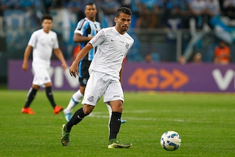 PORTO ALEGRE, BRAZIL - OCTOBER 15: Walace of Gremio battles for the ball against Thiago Maia of Santos during the match Gremio v Santos as part of Brasileirao Series A 2015, at Arena do Gremio on October 15, 2015 in Porto Alegre, Brazil. (Photo by Lucas U