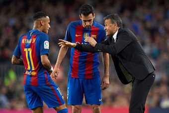 BARCELONA, SPAIN - NOVEMBER 19:  Luis Enrique, Manager of FC Barcelona give instructions to his players Sergio Busquets and Neymar JR during the La Liga match between FC Barcelona and Malaga CF at Camp Nou stadium on November 19, 2016 in Barcelona, Spain.