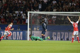 PARIS, FRANCE - SEPTEMBER 13:  Alexis Sanchez #7 of Arsenal FC score a goal of equalization  during the UEFA Champions League group A between Paris Saint-Germain and Arsenal FC at Parc Des Princes on september 13, 2016 in Paris, France.  (Photo by Xavier 