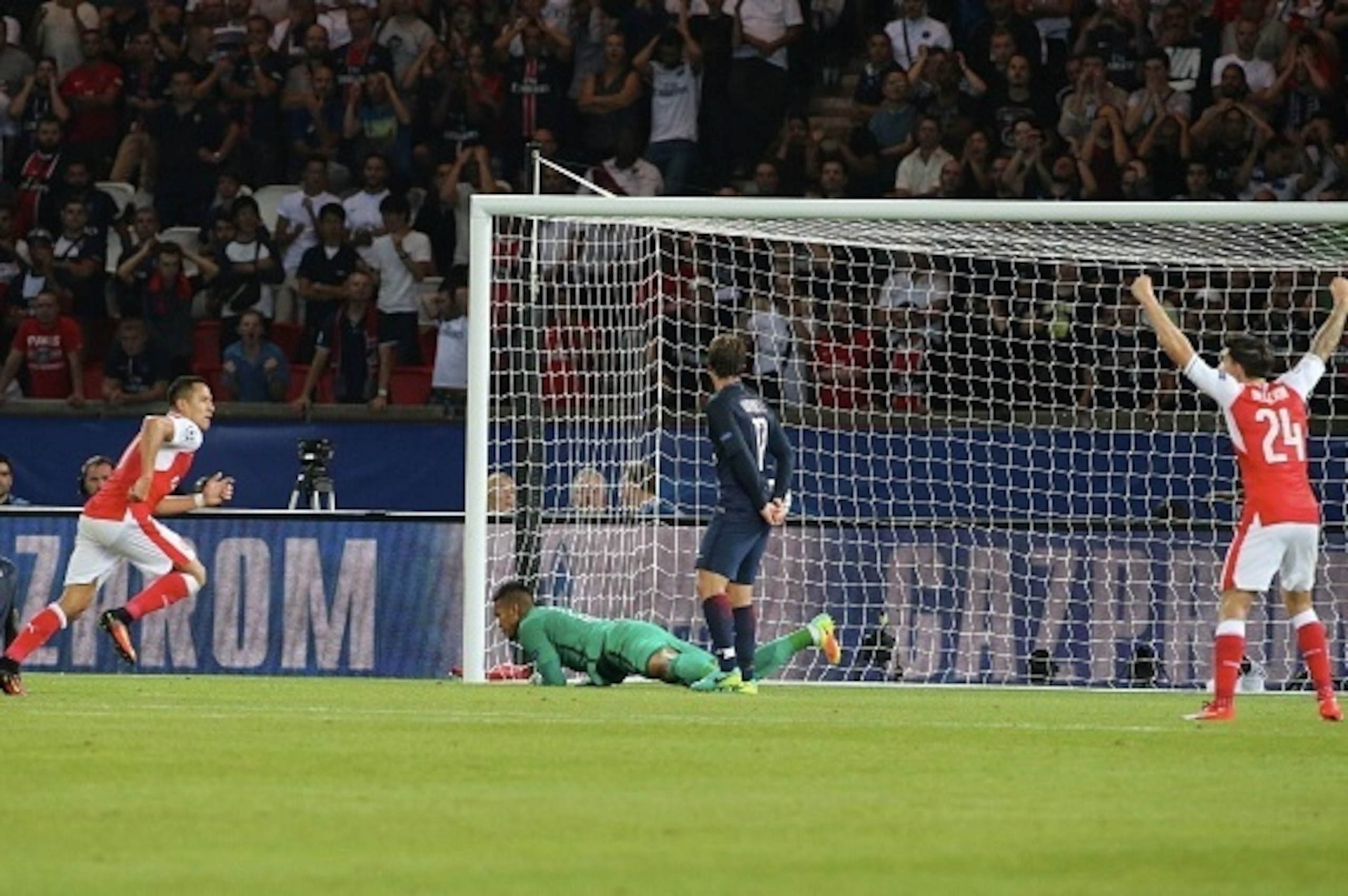 PARIS, FRANCE - SEPTEMBER 13:  Alexis Sanchez #7 of Arsenal FC score a goal of equalization  during the UEFA Champions League group A between Paris Saint-Germain and Arsenal FC at Parc Des Princes on september 13, 2016 in Paris, France.  (Photo by Xavier 