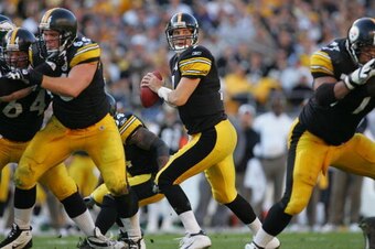 PITTSBURGH - NOVEMBER 7:  Quarterback Ben Roethlisberger #7 of the Pittsburgh Steelers drops back to pass against the Philadelphia Eagles during the game at Heinz Field on November 7, 2004 in Pittsburgh, Pennsylvania. The Steelers defeated the Eagles 27-3
