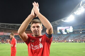 Former Liverpool football star Steven Gerrard applauds the fans after playing for Liverpool Legends against Australian Legends in an exhibition football game at the ANZ Stadium in Sydney on January 7, 2016. AFP PHOTO / Peter PARKS    IMAGE STRICTLY FOR ED