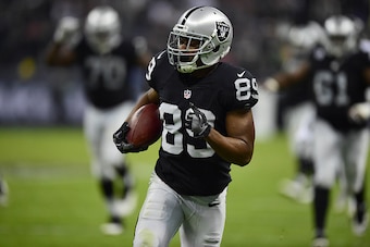 Oakland Raiders Amari Cooper (89) runs for his touchdown against the Houston Texans during the 2016 NFL week 11 regular season football game on November 21, 2016 at the Azteca Stadium in Mexico City. / AFP / ALFREDO ESTRELLA        (Photo credit should re