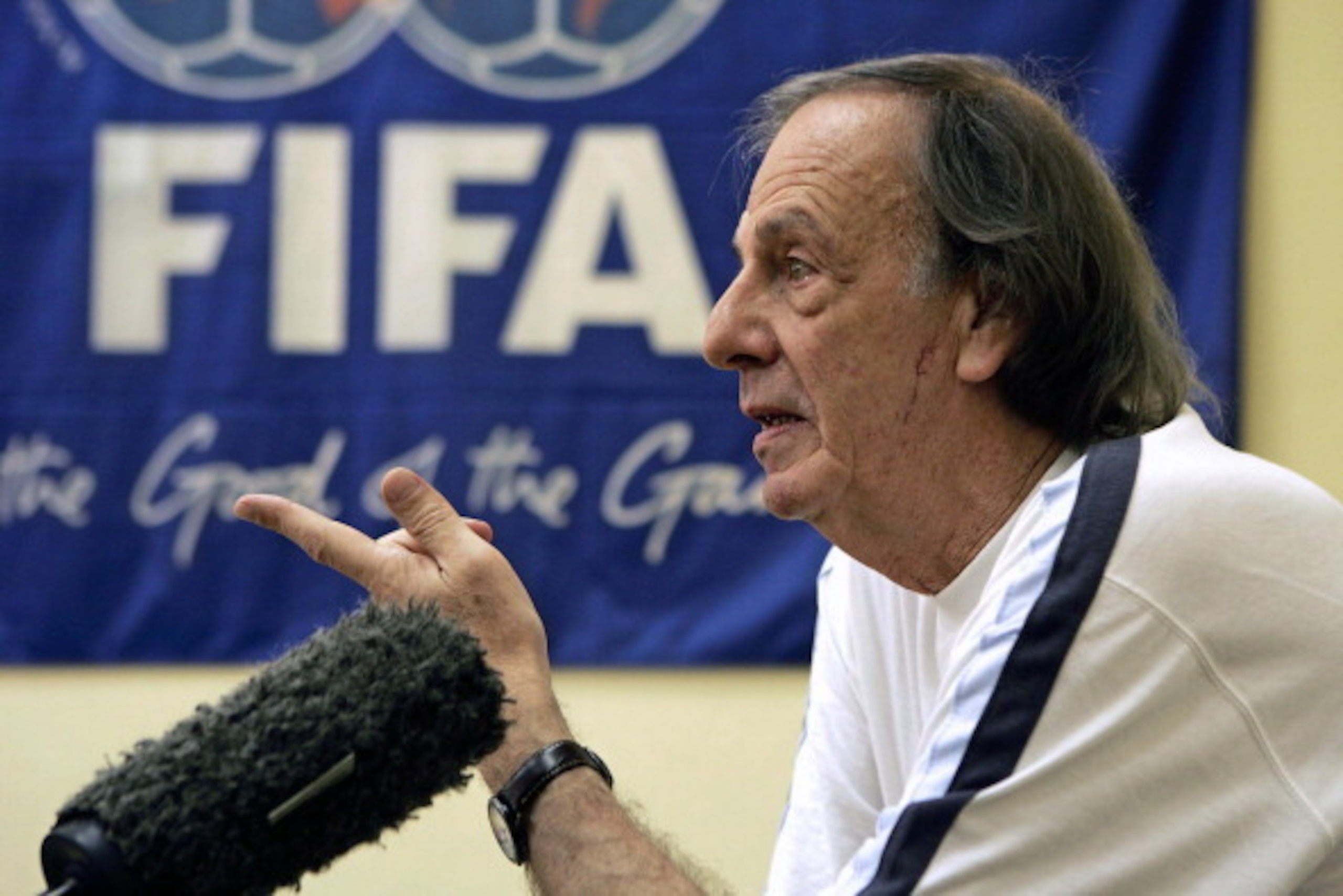 Picture taken in Havana on October 4, 2005 of Argentine former coach Cesar Luis Menotti during a press conference. Argentinian 1978 World Cup winning coach Cesar Menotti, 72, was admitted in an intensive care unit on March 13, 2011, suffering from lung pr