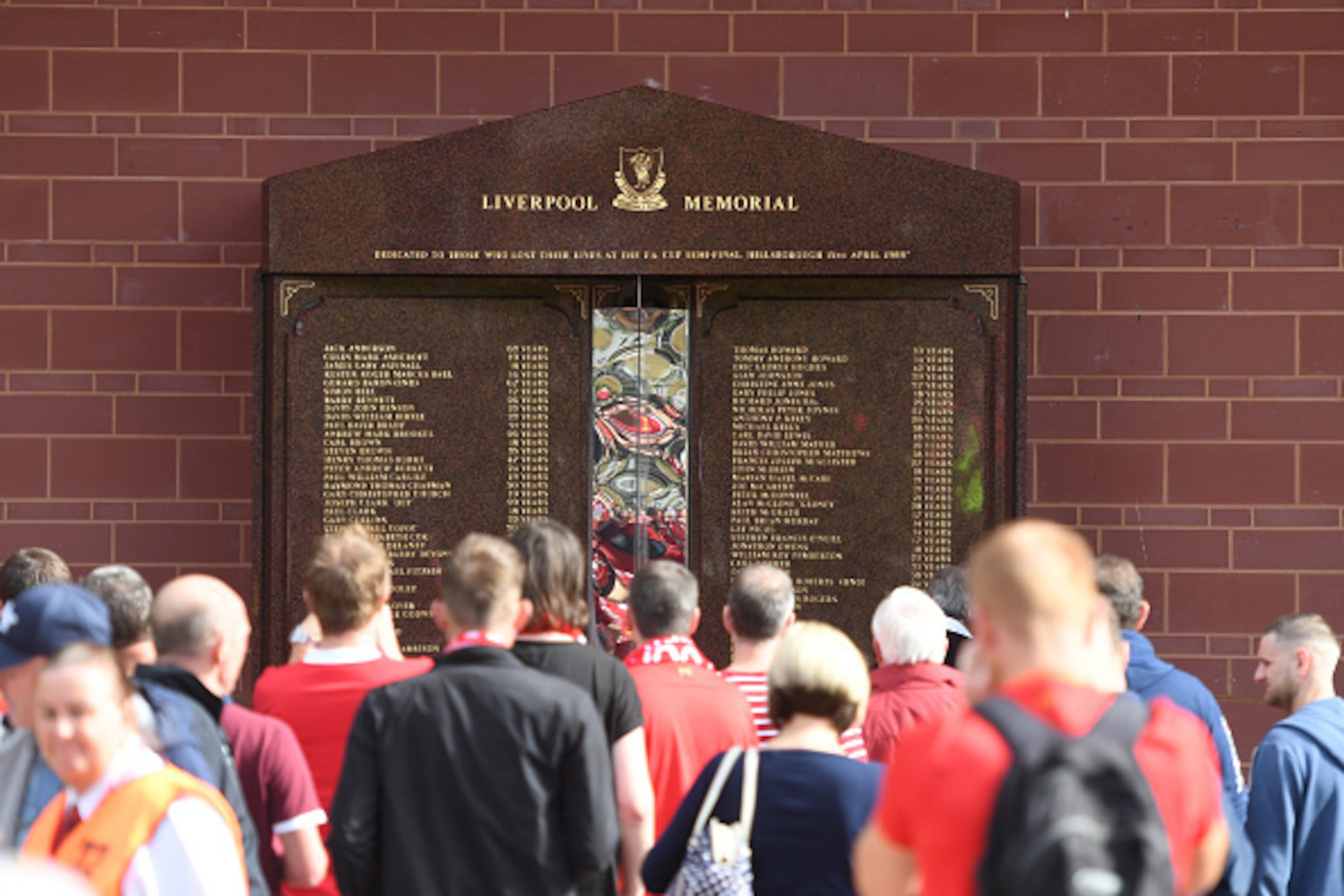 LIVERPOOL, ENGLAND - SEPTEMBER 10:  Liverpool fans pay their respects at the Liverpool Memorial prior to kickoff during the Premier League match between Liverpool and Leicester City at Anfield on September 10, 2016 in Liverpool, England.  (Photo by Michae