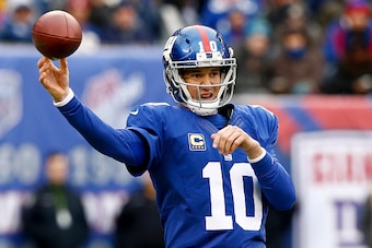 EAST RUTHERFORD, NJ - NOVEMBER 20: Eli Manning #10 of the New York Giants passes against the Chicago Bears during their game at MetLife Stadium on November 20, 2016 in East Rutherford, New Jersey. (Photo by Jeff Zelevansky/Getty Images)